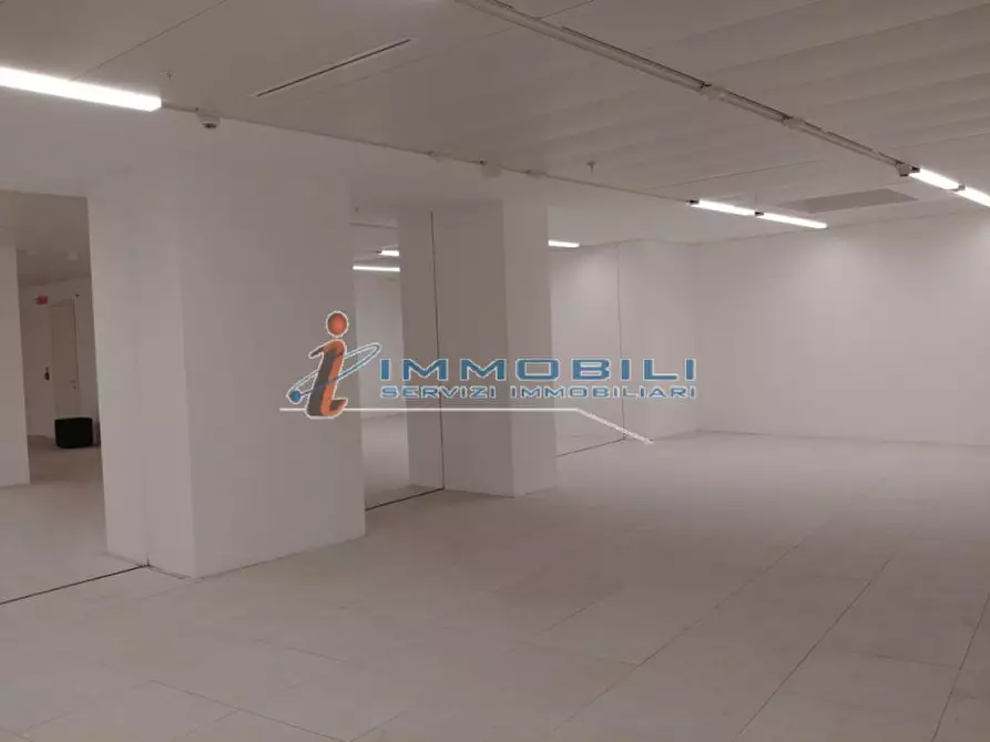 Immagine 5 di Attività commerciale in affitto  in CORSO VITTORIO EMANUELE II a Milano