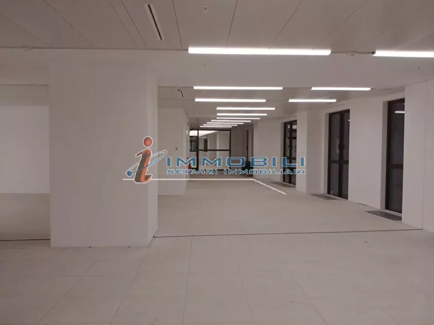 Immagine 8 di Attività commerciale in affitto  in CORSO VITTORIO EMANUELE II a Milano