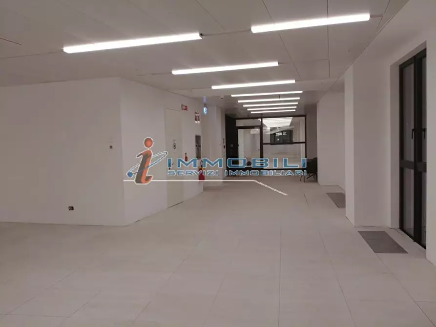 Immagine 7 di Attività commerciale in affitto  in CORSO VITTORIO EMANUELE II a Milano