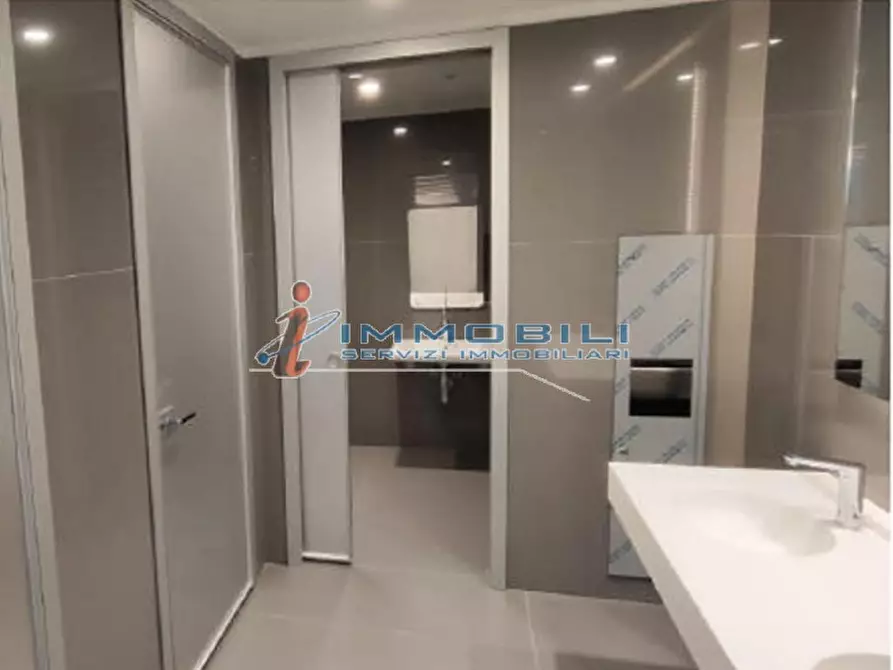 Immagine 18 di Attività commerciale in affitto  in CORSO VITTORIO EMANUELE II a Milano