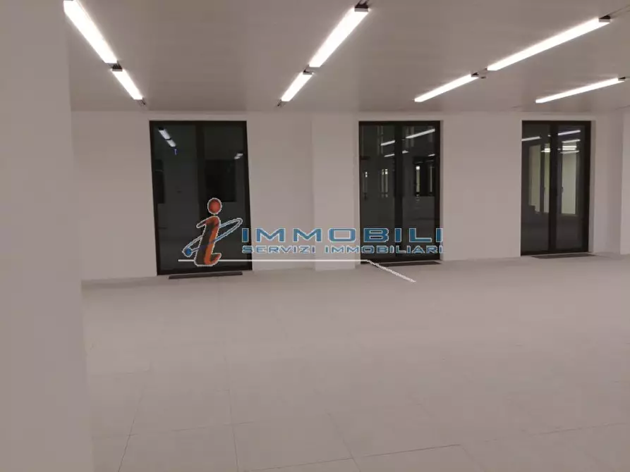 Immagine 3 di Attività commerciale in affitto  in CORSO VITTORIO EMANUELE II a Milano