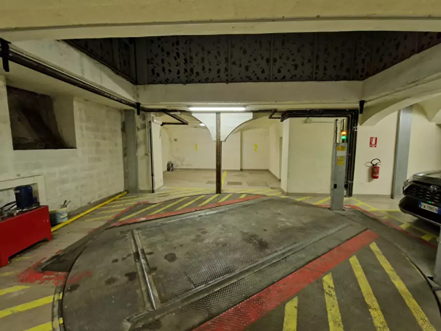 Immagine 2 di Garage in vendita  in Strada maggiore ad.ze a Bologna