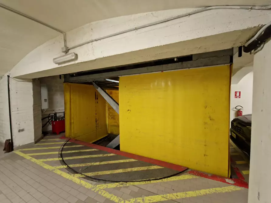Immagine 5 di Garage in vendita  in Strada maggiore ad.ze a Bologna