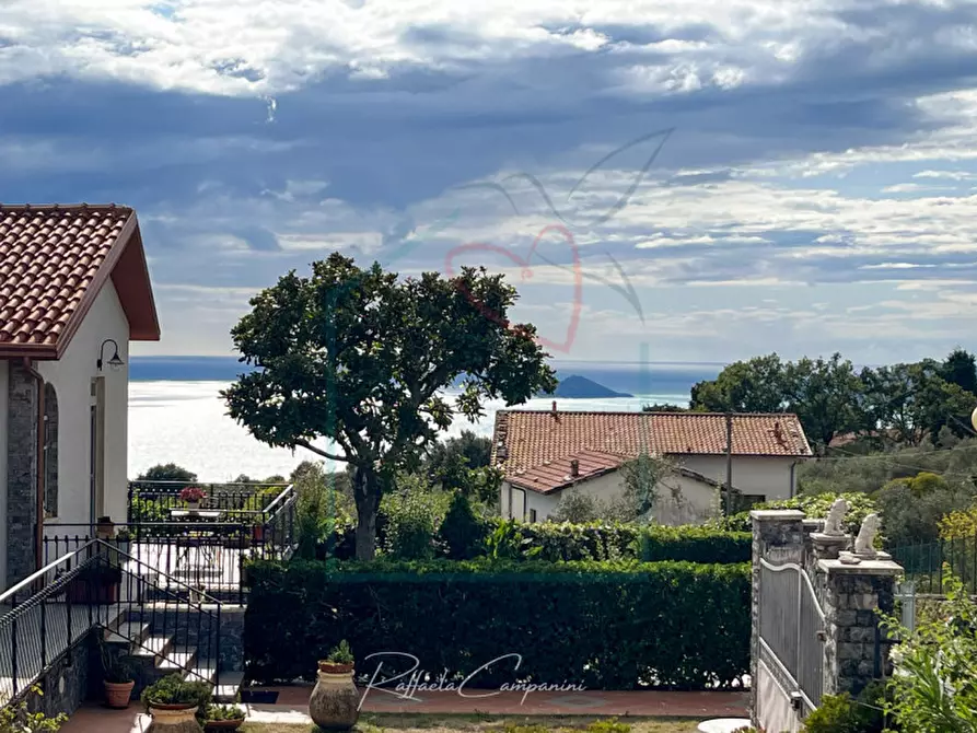 Immagine 1 di Casa bifamiliare in vendita  a Ameglia