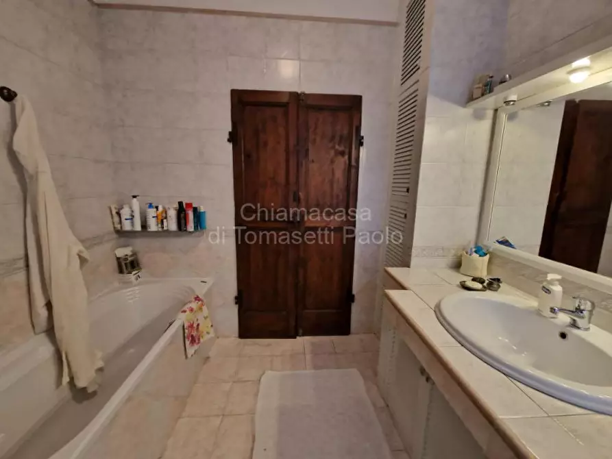 Immagine 37 di Villa in vendita  in roncosambaccio a Fano