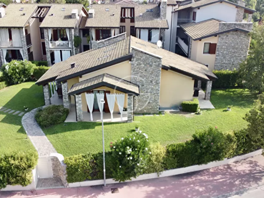 Immagine 2 di Casa indipendente in vendita  in Via Venezia a Desenzano Del Garda