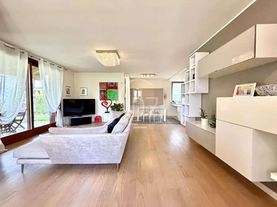 Immagine 4 di Casa indipendente in vendita  in Via Venezia a Desenzano Del Garda