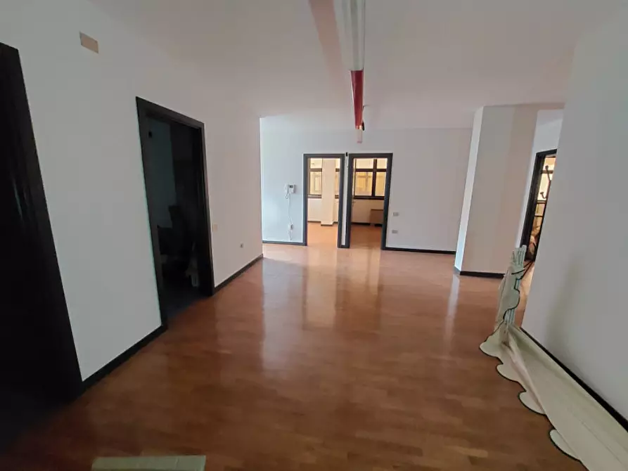 Immagine 9 di Ufficio in vendita  in via napoli a Vicenza