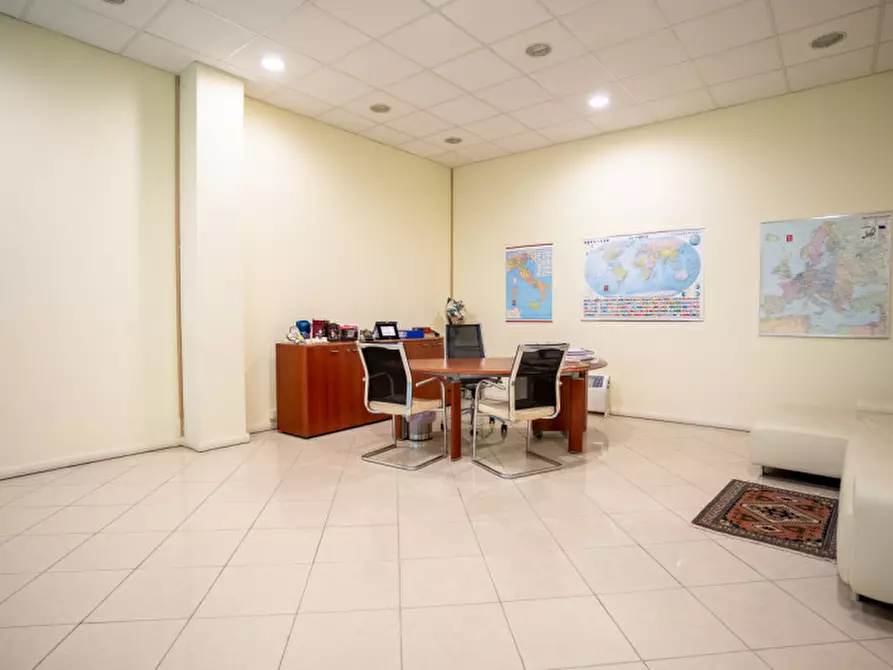 Immagine 5 di Ufficio in vendita  a Montegrotto Terme