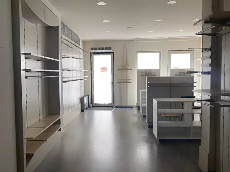 Immagine 3 di Negozio in affitto  in Piazza Italia a Maniago