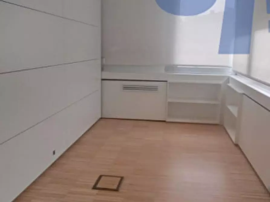 Immagine 24 di Ufficio in affitto  in VIA TONALE a Milano