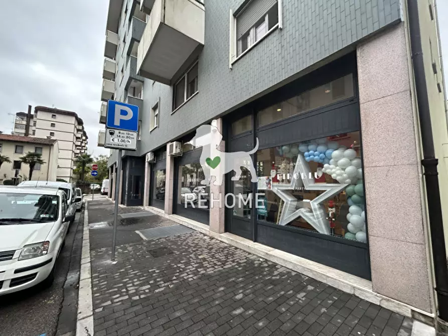 Immagine 2 di Negozio in vendita  in Via Santa Giustina 2 a Udine