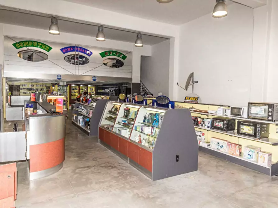 Immagine 11 di Negozio in vendita  in Via Ingegner Migliorisi a Ragusa