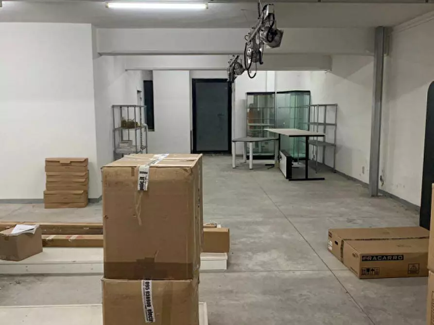 Immagine 14 di Negozio in vendita  in Via Ingegner Migliorisi a Ragusa