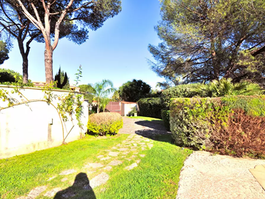 Immagine 5 di Villa in vendita  in Largo Guglielmo La Pegna a Roma