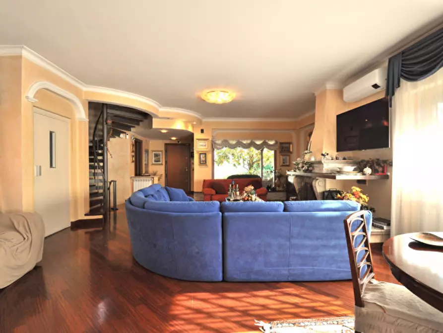 Immagine 7 di Villa in vendita  in Largo Guglielmo La Pegna a Roma