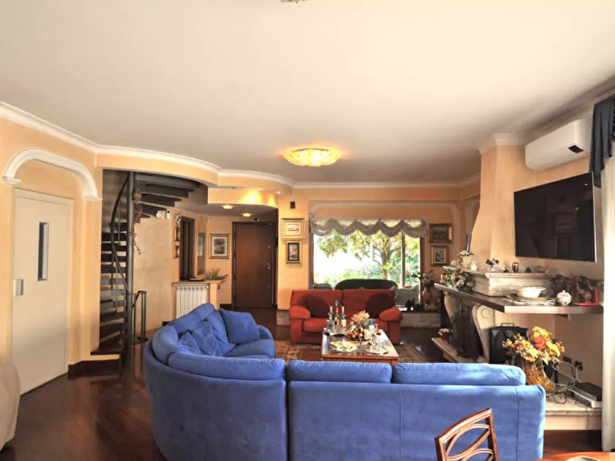 Immagine 8 di Villa in vendita  in Largo Guglielmo La Pegna a Roma