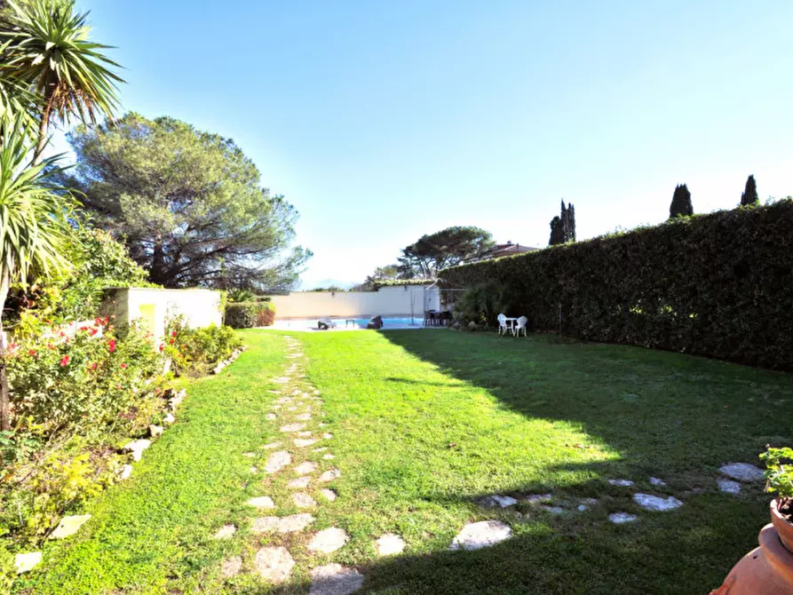 Immagine 18 di Villa in vendita  in Largo Guglielmo La Pegna a Roma