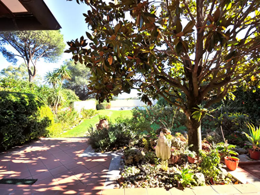 Immagine 19 di Villa in vendita  in Largo Guglielmo La Pegna a Roma