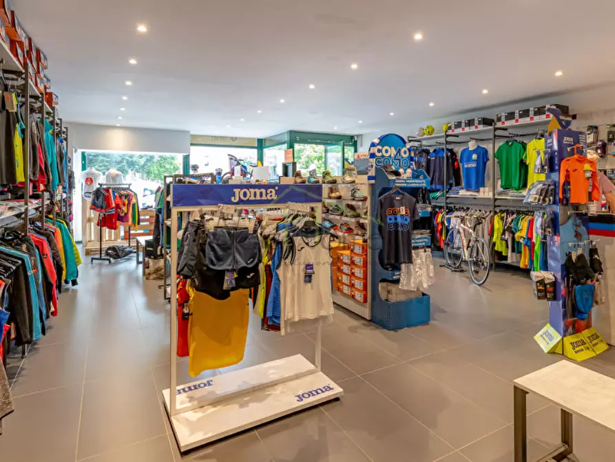 Immagine 4 di Negozio in vendita  a Albavilla