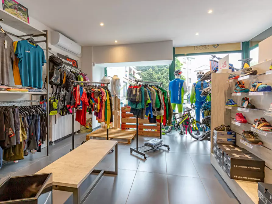 Immagine 5 di Negozio in vendita  a Albavilla