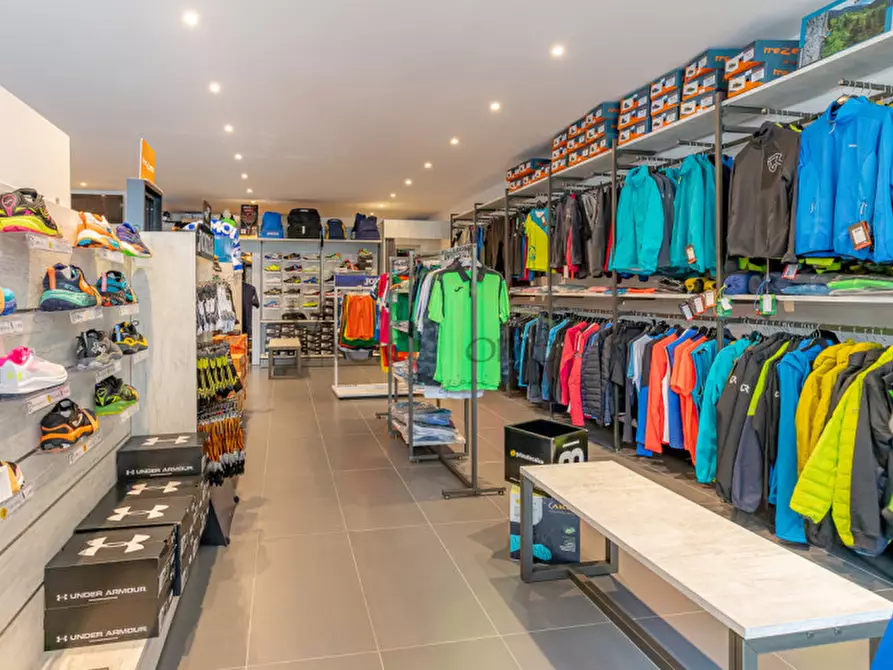 Immagine 6 di Negozio in vendita  a Albavilla