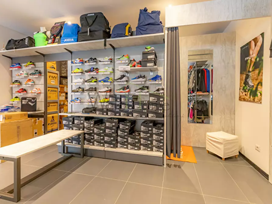 Immagine 8 di Negozio in vendita  a Albavilla