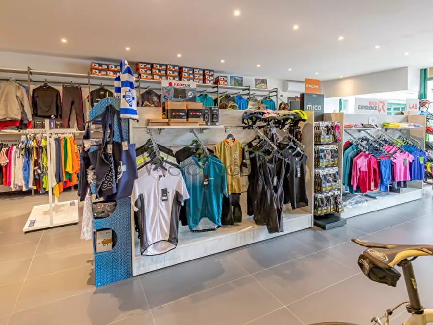 Immagine 14 di Negozio in vendita  a Albavilla