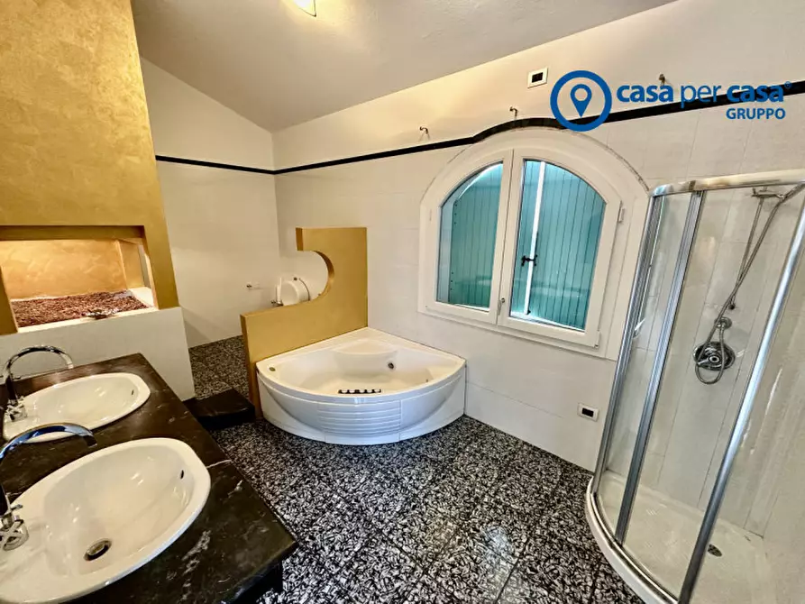 Immagine 13 di Villa in vendita  in Via Spizzenetto 151 a Giacciano Con Baruchella