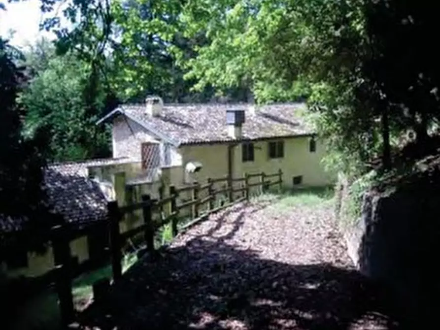 Immagine 1 di Agriturismo in vendita  in Via degli Alpini, 47 a Giavera Del Montello