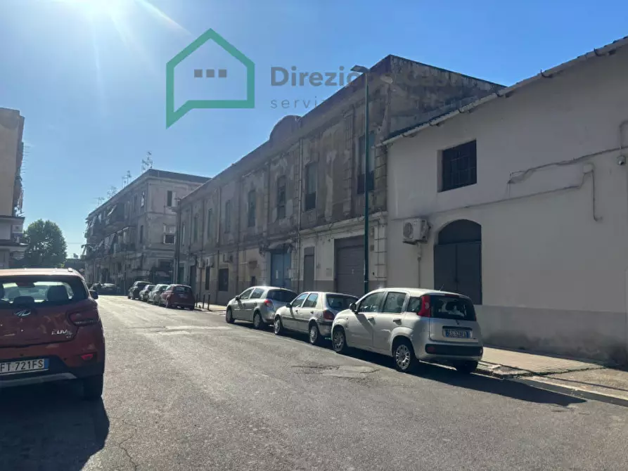 Immagine 1 di Palazzo in vendita  in Via Ferrante Loffredo,1 a Napoli