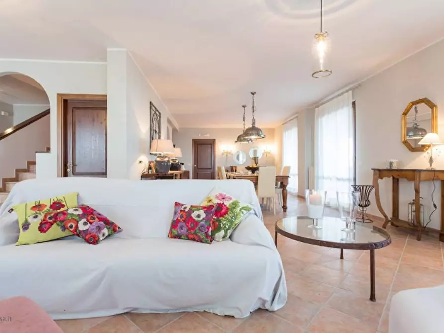 Immagine 2 di Villa in vendita  a Passignano Sul Trasimeno