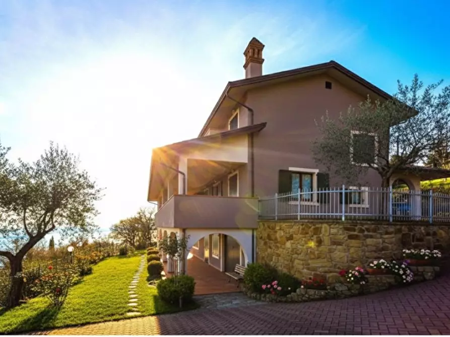 Immagine 3 di Villa in vendita  a Passignano Sul Trasimeno