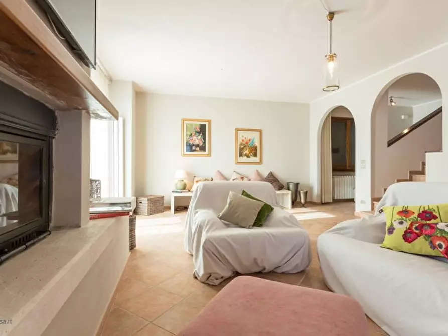 Immagine 4 di Villa in vendita  a Passignano Sul Trasimeno