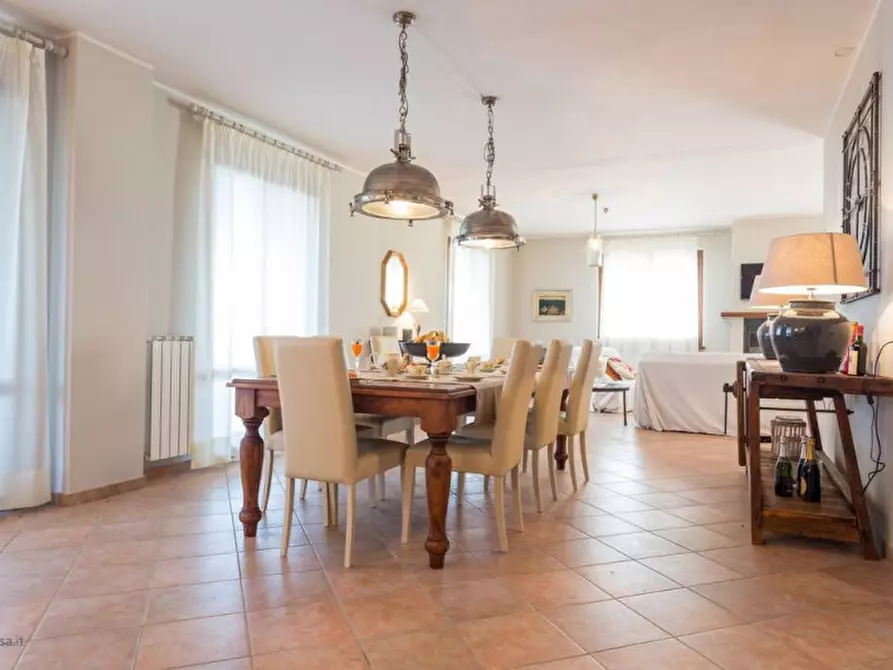 Immagine 4 di Villa in vendita  a Passignano Sul Trasimeno