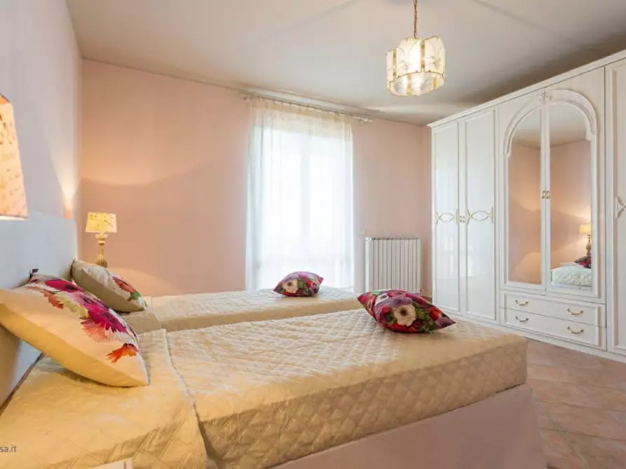 Immagine 12 di Villa in vendita  a Passignano Sul Trasimeno