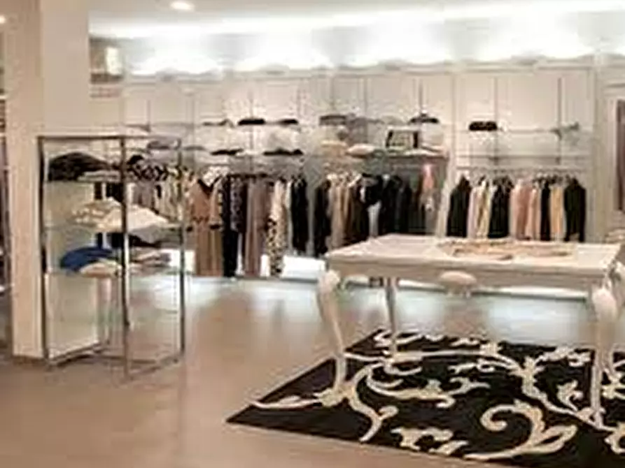 Immagine 2 di Negozio in affitto  a Vicenza