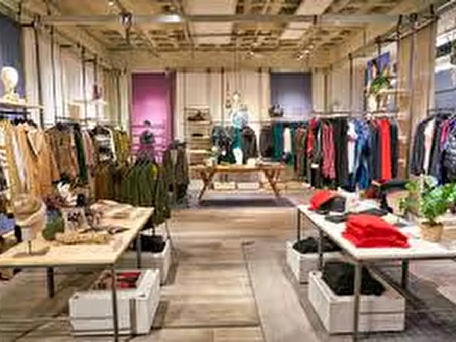 Immagine 3 di Negozio in affitto  a Vicenza