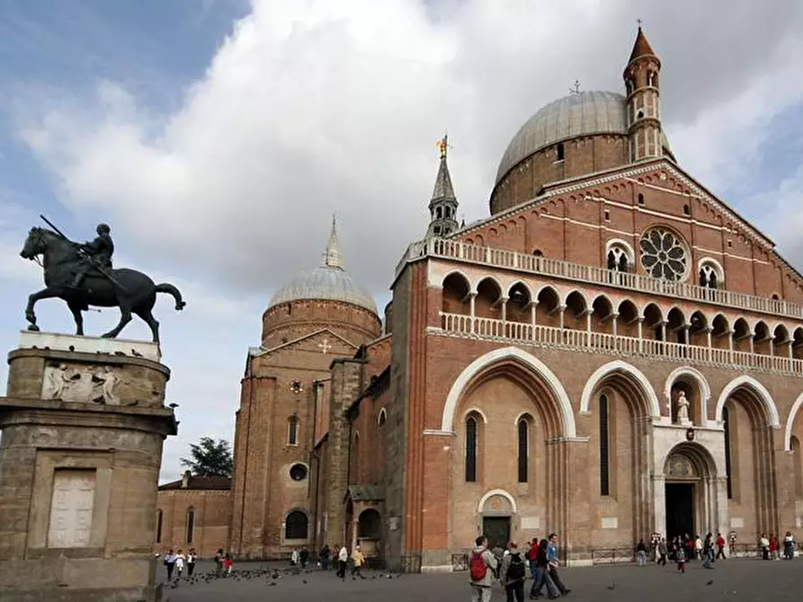 Immagine 1 di Attività commerciale in vendita  in piazza del santo a Padova