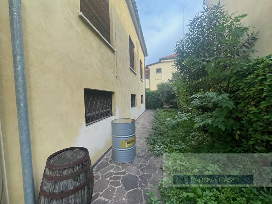 Immagine 1 di Casa indipendente in vendita  in via san massimo a Padova