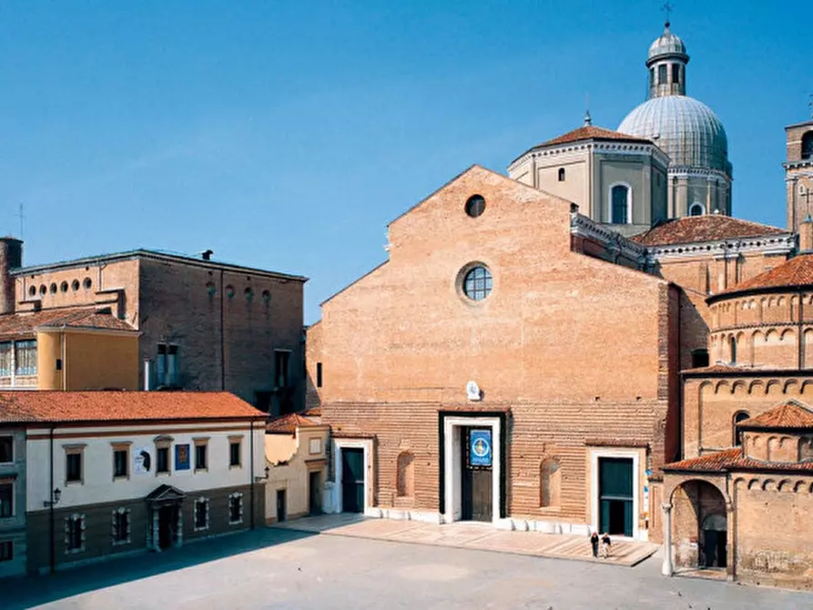 Immagine 1 di Negozio in vendita  in Piazza dei Signori a Padova