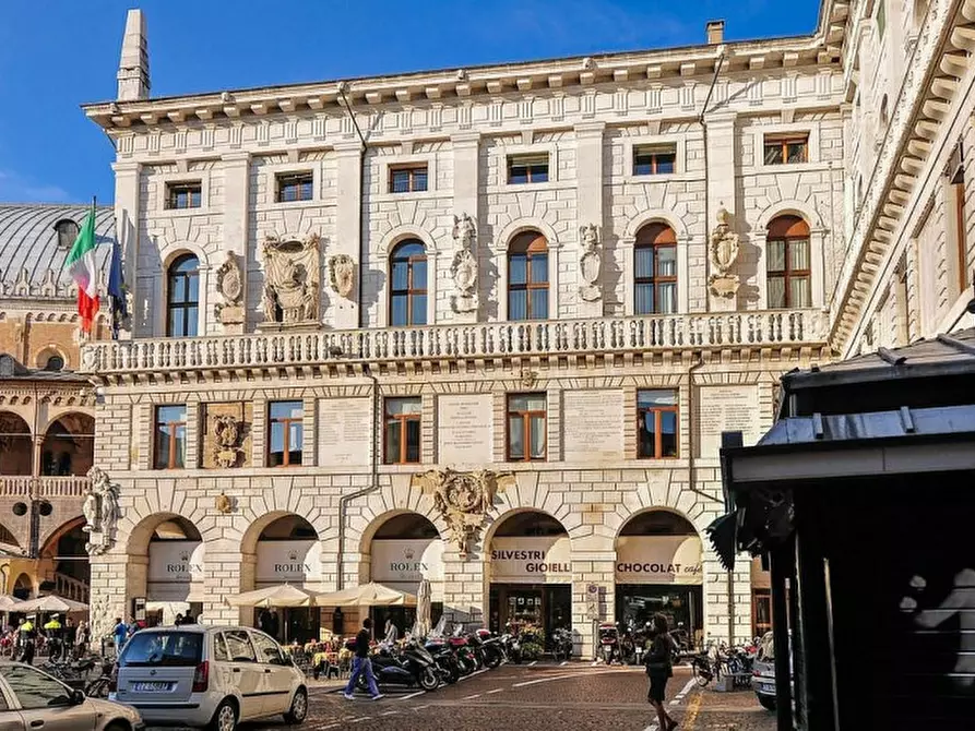 Immagine 2 di Negozio in vendita  in Piazza dei Signori a Padova