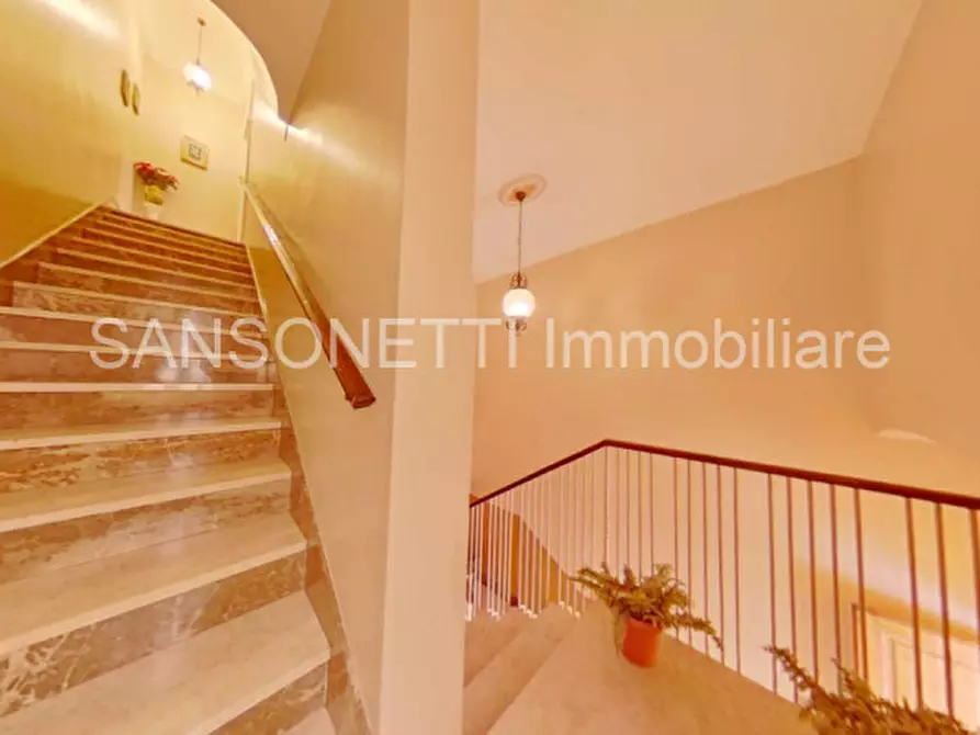 Immagine 10 di Palazzo in vendita  in LAPER a Fasano