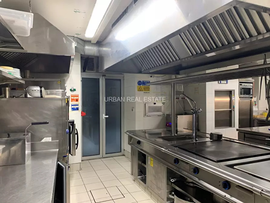 Immagine 32 di Negozio in vendita  in Via De Rittmeyer 14 a Trieste