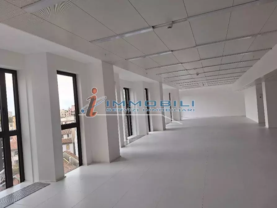 Immagine 2 di Attività commerciale in affitto  in CORSO VITTORIO EMANUELE II a Milano