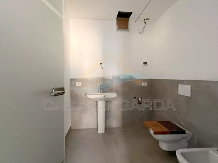Immagine 20 di Appartamento in vendita  in Via G. Falcone 14 a Peschiera Del Garda