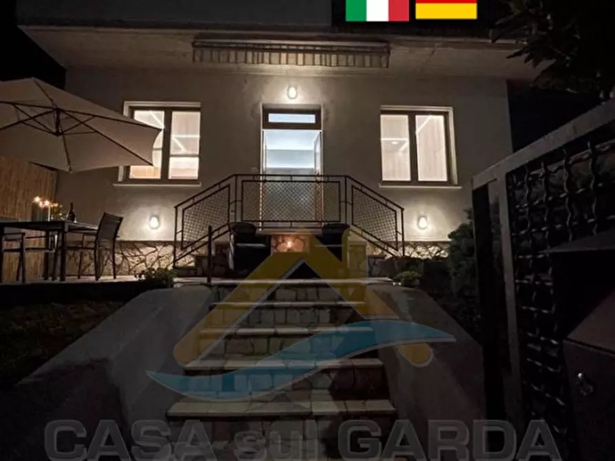 Immagine 1 di Casa bifamiliare in vendita  in via ugo foscolo a Desenzano Del Garda