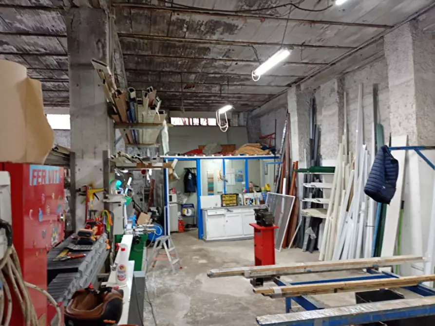 Immagine 10 di Magazzino in vendita  in Vicoletto San Gennaro dei poveri a Napoli