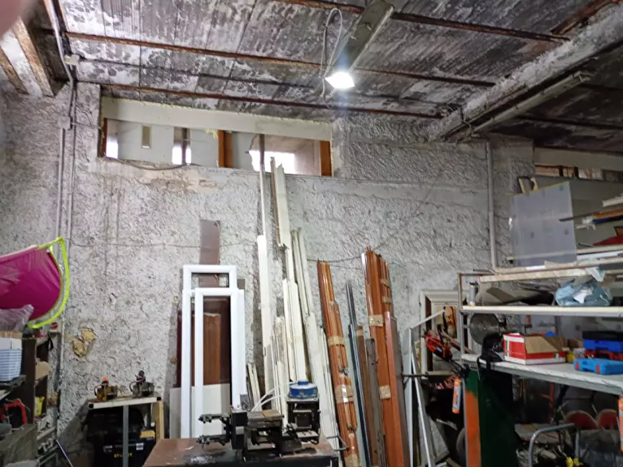 Immagine 14 di Magazzino in vendita  in Vicoletto San Gennaro dei poveri a Napoli