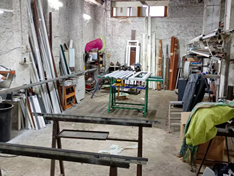 Immagine 17 di Magazzino in vendita  in Vicoletto San Gennaro dei poveri a Napoli